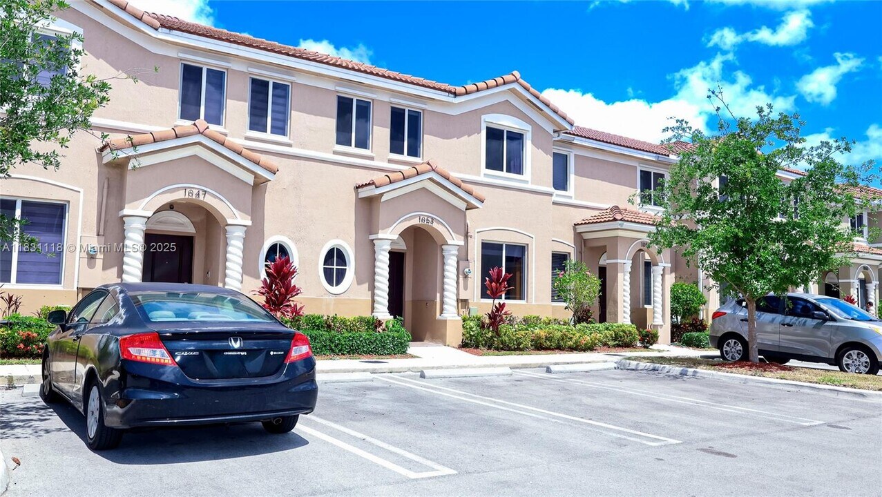 1053 SE 24th Ave in Homestead, FL - Building Photo