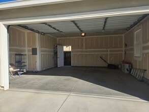 1288 Greenbrier Dr in Hanford, CA - Building Photo - Building Photo