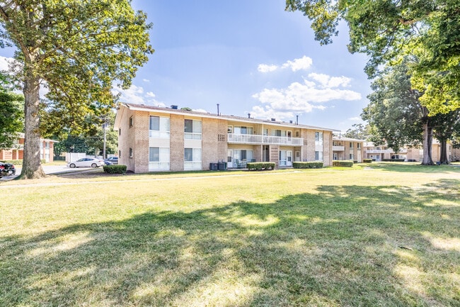 Pinewood Gardens Apartments in Norfolk, VA - Building Photo - Building Photo