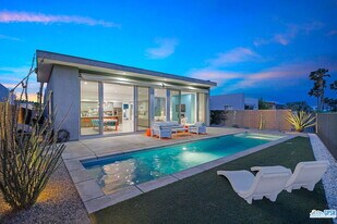 939 Bernardi Ln in Palm Springs, CA - Building Photo