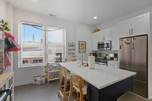 2350 W Charleston St, Unit 2F in Chicago, IL - Building Photo