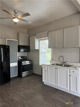 1706 N Guadalupe St in Seguin, TX - Building Photo - Building Photo