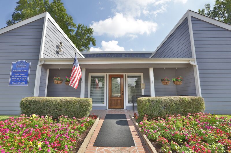 Lakewood Apartments in Tomball, TX - Foto de edificio