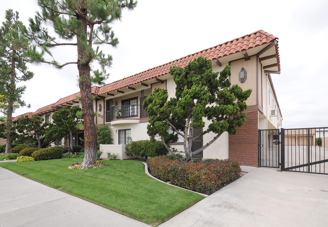 Nutwood Tree Apartments in Anaheim, CA - Building Photo - Building Photo