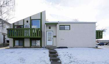 4915 Varsity Dr NW in Calgary, AB - Building Photo - Building Photo