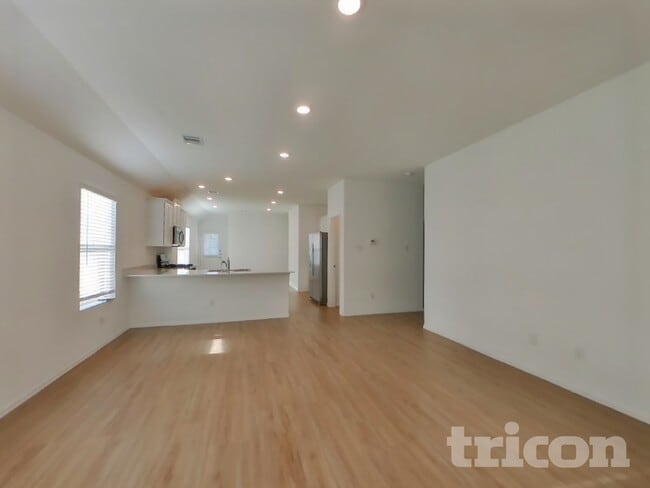 1911 Ballesteros St in Crosby, TX - Building Photo - Building Photo