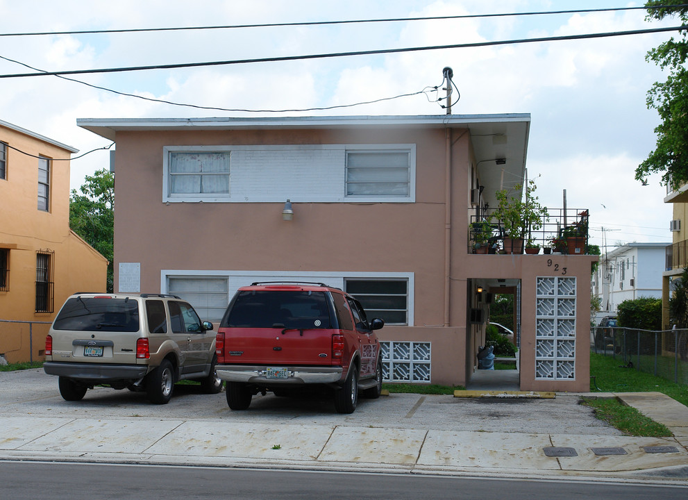 923 SW 7th St in Miami, FL - Building Photo