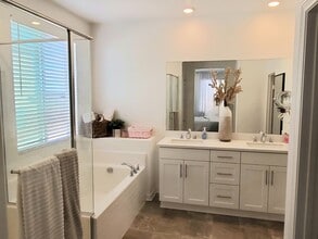 16229 Castello, 6 in Fontana, CA - Foto de edificio - Building Photo