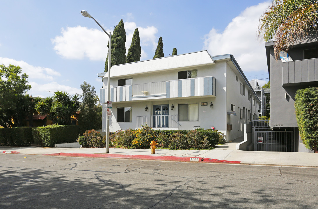 1231 N Ogden Dr in Los Angeles, CA - Building Photo