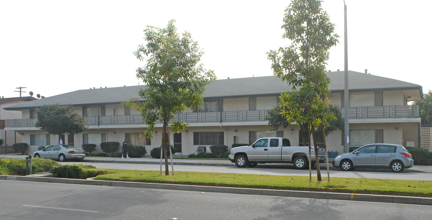 364 E Badillo St in Covina, CA - Foto de edificio