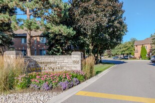 1905 Broad Hollow Gate in Mississauga, ON - Building Photo