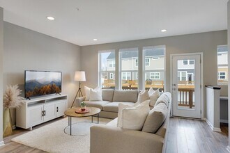 645 Satori Way in Chaska, MN - Foto de edificio - Building Photo