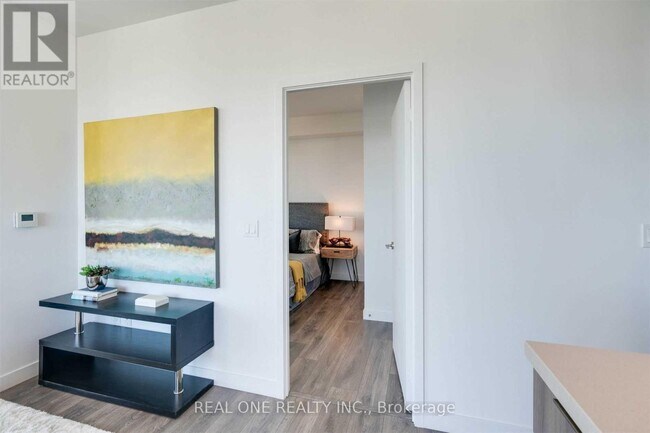 8 Eglinton Ave E in Toronto, ON - Building Photo - Building Photo