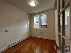 NO FEE / SUMMERFIELD STREET / Spacious 3-Bed 1-Bath / Bushwick and Ridgewood Border in Queens, NY - Foto de edificio - Building Photo