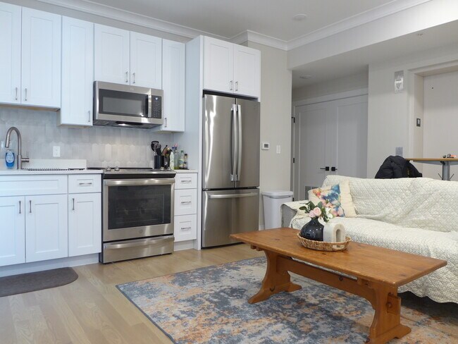 84 Gordon St, Unit 1 in Boston, MA - Foto de edificio - Building Photo