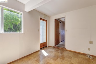 6022 Merriewood Dr in Oakland, CA - Foto de edificio - Building Photo