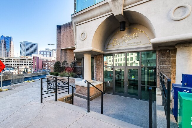 78 10th St E in St. Paul, MN - Foto de edificio - Building Photo