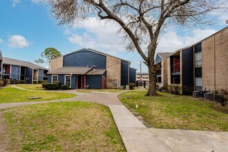 Villa Luna Apartments in Houston, TX - Foto de edificio - Building Photo