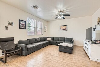 8252 S Pearl Oasis Ct in Las Vegas, NV - Building Photo - Building Photo