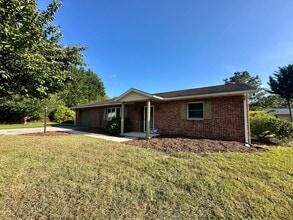 1586 Elizabeth Dr in Chambersburg, PA - Building Photo - Building Photo
