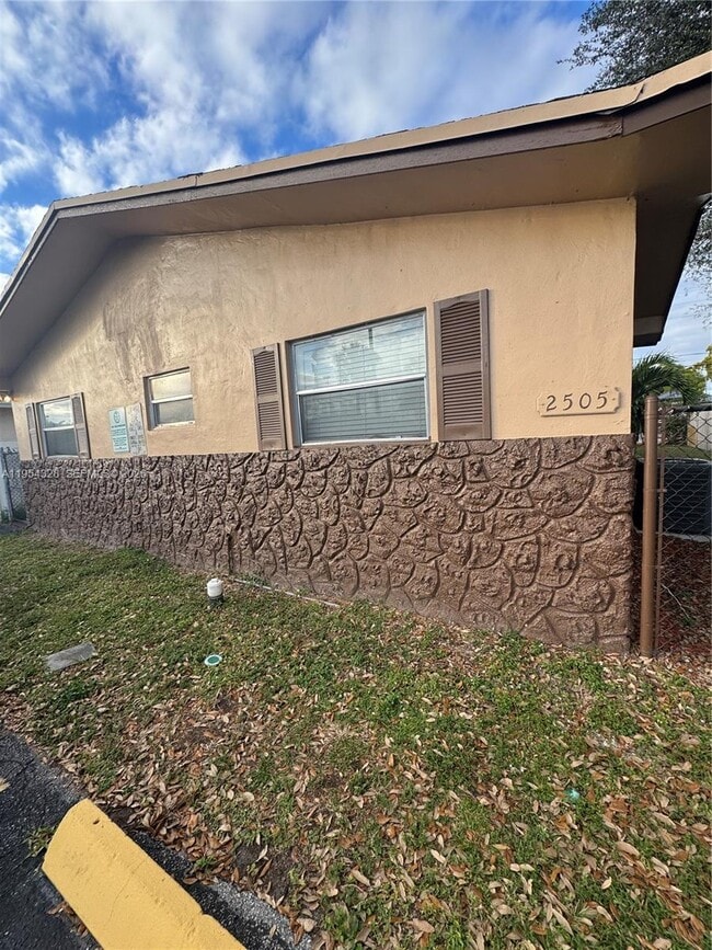 2505 NW 13th Ct in Fort Lauderdale, FL - Building Photo - Building Photo
