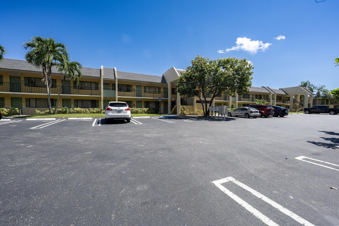 1809 Meadows Cir W in Boynton Beach, FL - Foto de edificio
