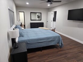 704 S Kansas Ave in League City, TX - Building Photo