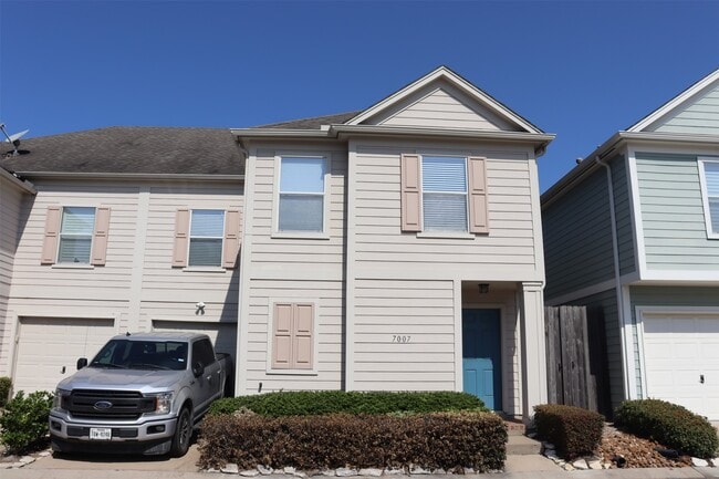 7007 Woodridge Square Dr