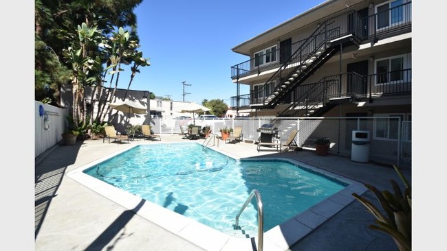 Hilltop Terrace in San Diego, CA - Building Photo - Building Photo