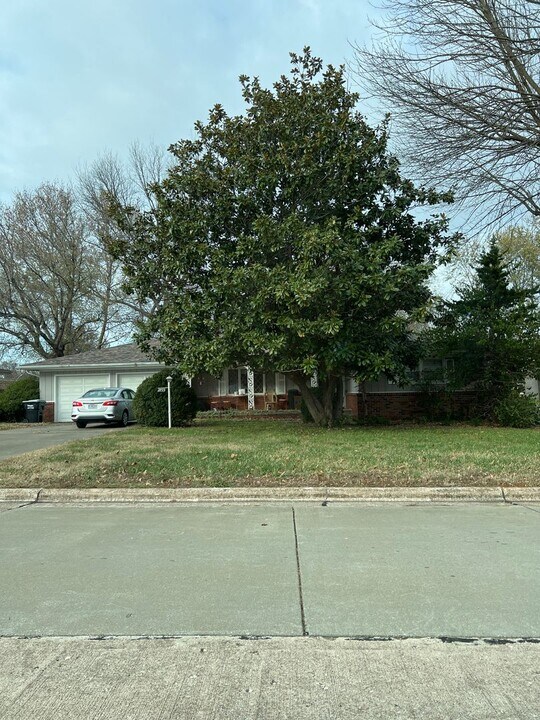 1853 E Gretna St in Springfield, MO - Building Photo