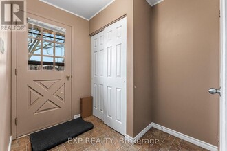 5-105 Woodlawn Ct in Grimsby, ON - Building Photo - Building Photo