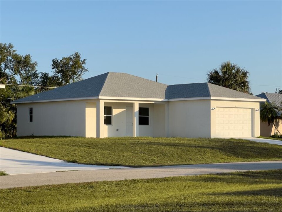 617 Cape Terrace NW in Port Charlotte, FL - Building Photo