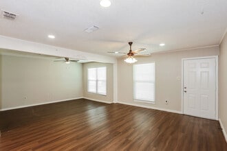 441 NW Jayellen Ave in Burleson, TX - Foto de edificio - Building Photo