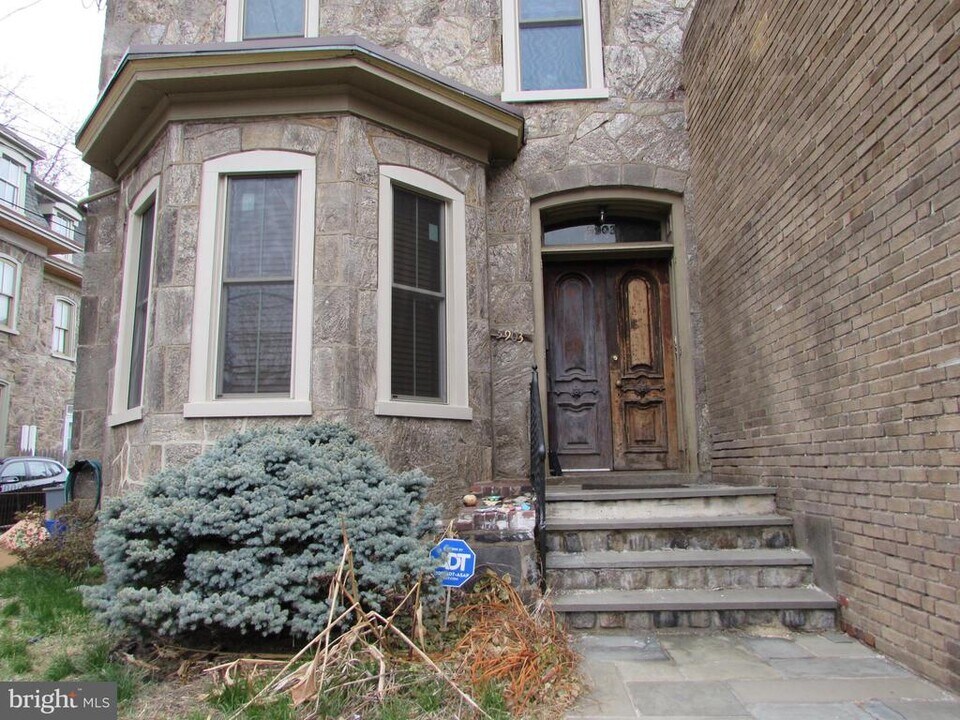 5903 Greene St in Philadelphia, PA - Building Photo
