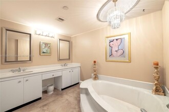 1000 Quayside Terrace, Unit 403 in Miami, FL - Building Photo - Building Photo