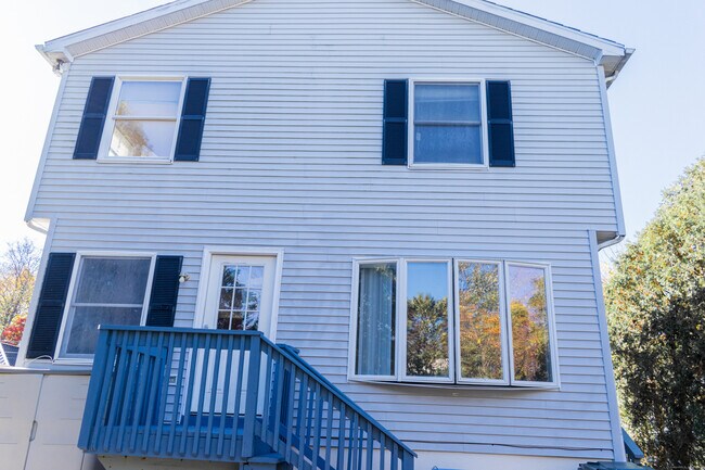 8 Moore Ct in New London, CT - Building Photo - Building Photo