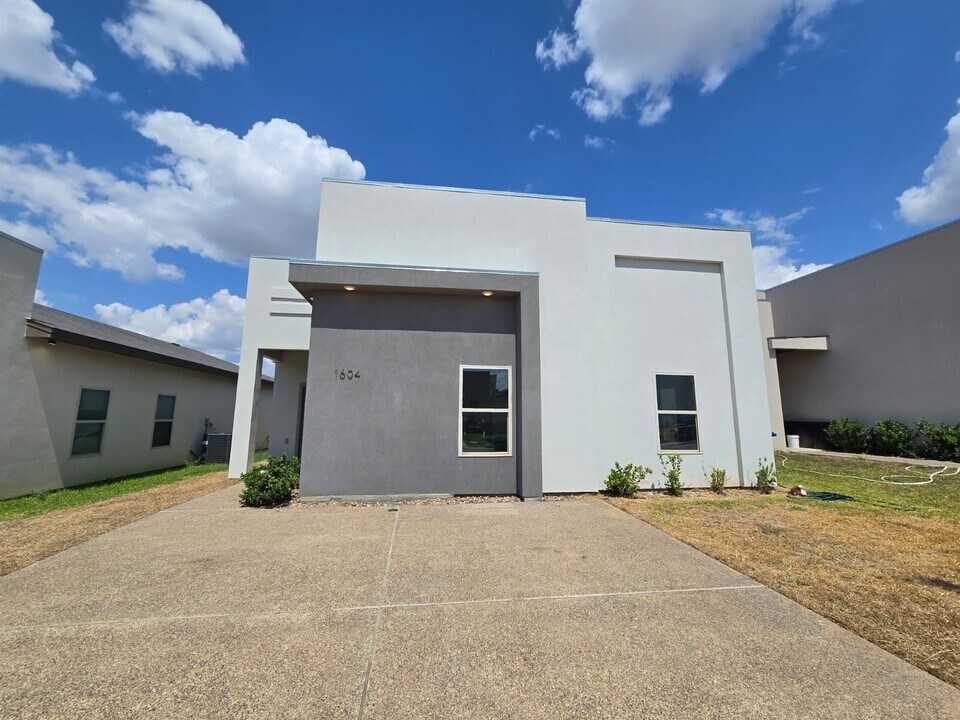 1604 Coba Dr in Laredo, TX - Building Photo