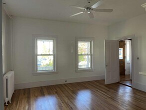 18 Indiana Ter in Newton, MA - Foto de edificio - Building Photo