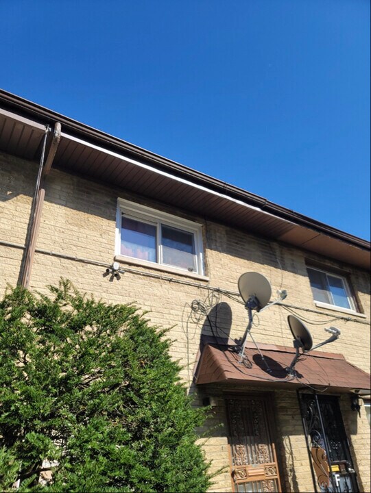 1136 E 81st St in Chicago, IL - Building Photo