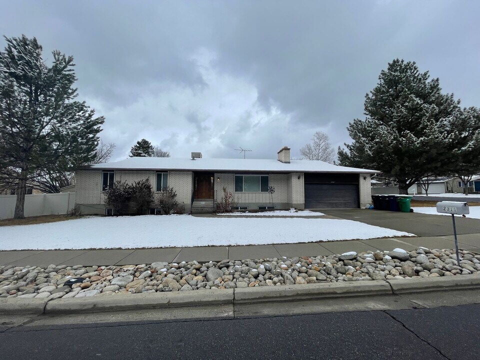 2311 Snow Mountain Dr in Sandy, UT - Building Photo