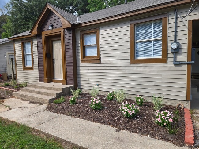 property at 812 N 5th St