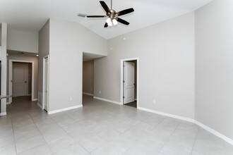 16742 Mooner Plank Cir-Unit -1 in Wimauma, FL - Foto de edificio - Building Photo