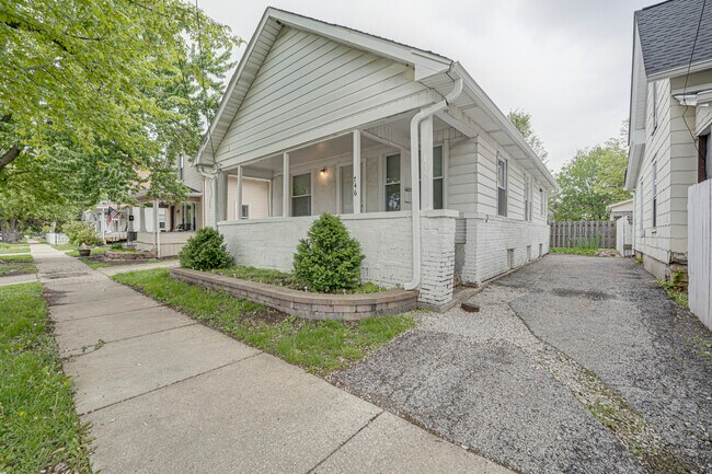 746 Jackson St in Aurora, IL - Building Photo - Building Photo