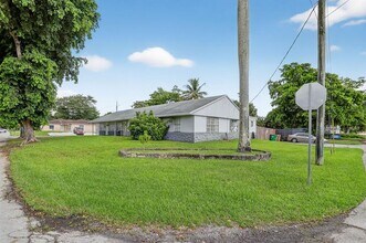 6501 SW 49th St in Davie, FL - Building Photo - Building Photo