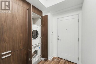 50 Charles St E in Toronto, ON - Building Photo - Building Photo