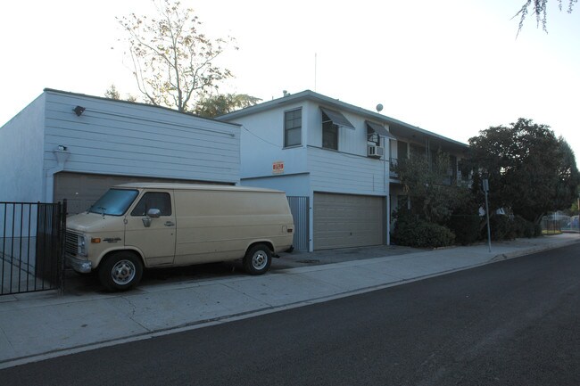 5640 Bakman Ave in North Hollywood, CA - Foto de edificio - Building Photo