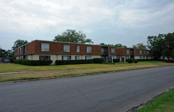 Concrete Jungle in Dallas, TX - Foto de edificio - Building Photo