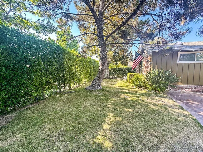 5714 Simpson Ave in Valley Village, CA - Foto de edificio - Building Photo