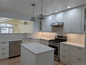 105 Wentworth Dr in South Windsor, CT - Building Photo - Building Photo