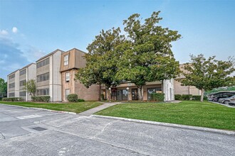 3045 Walnut Bend Ln in Houston, TX - Building Photo - Building Photo